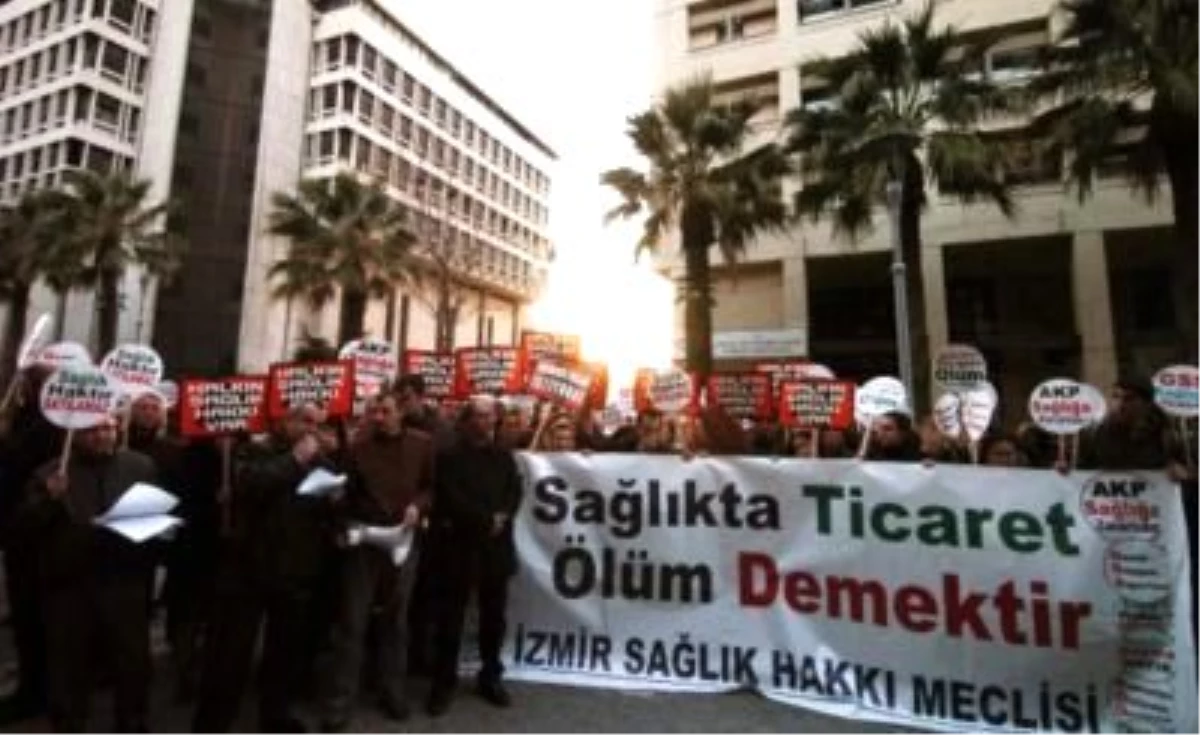 İzmir\'de Sağlıkçılardan Protesto