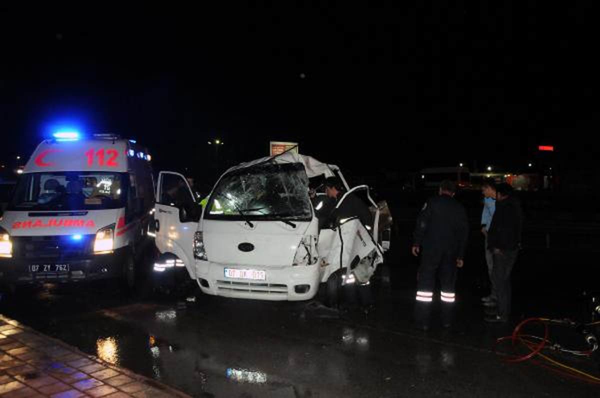 Kamyonet Aydınlatma Direğine Çarptı: 3 Yaralı
