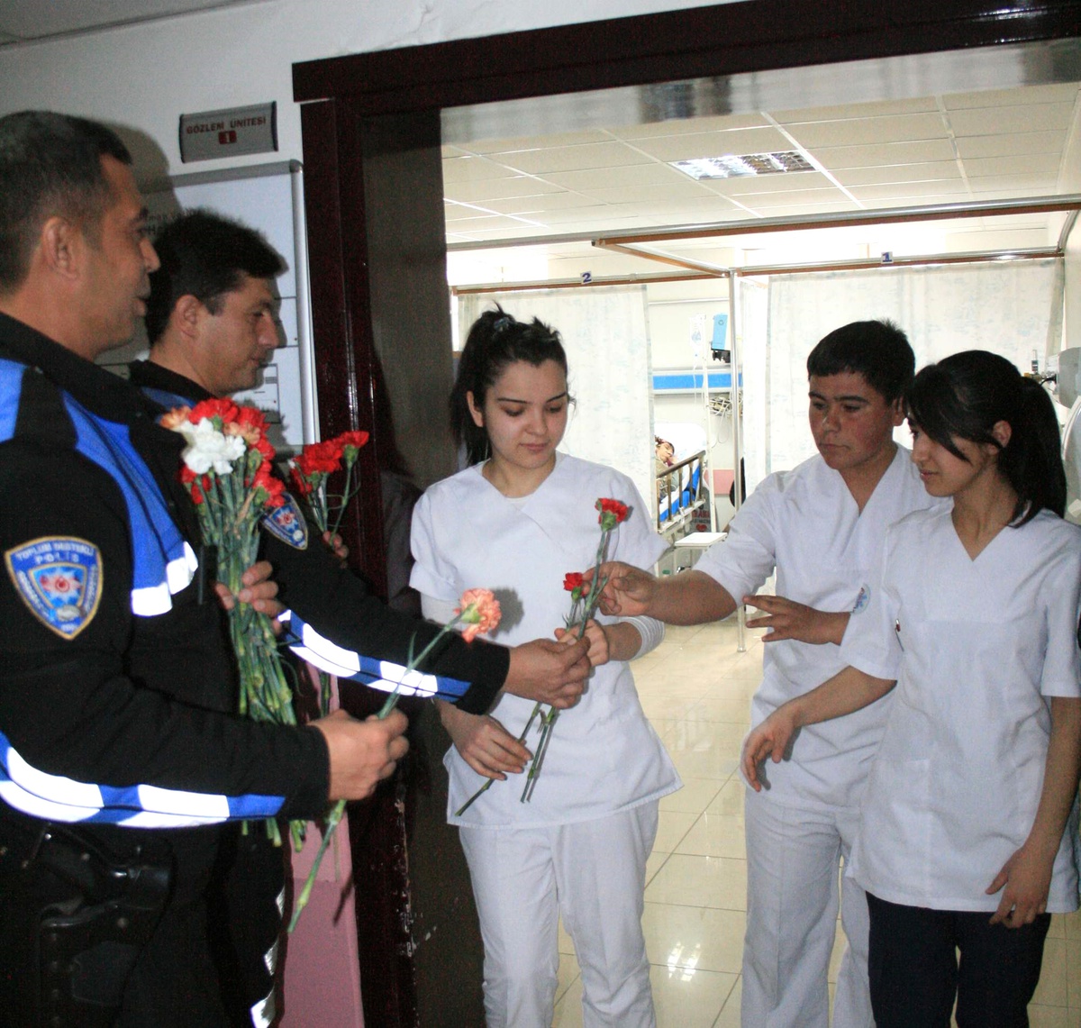Karamanlı Polislerden Sağlık Çalışanlarına Kırmızı Karanfil
