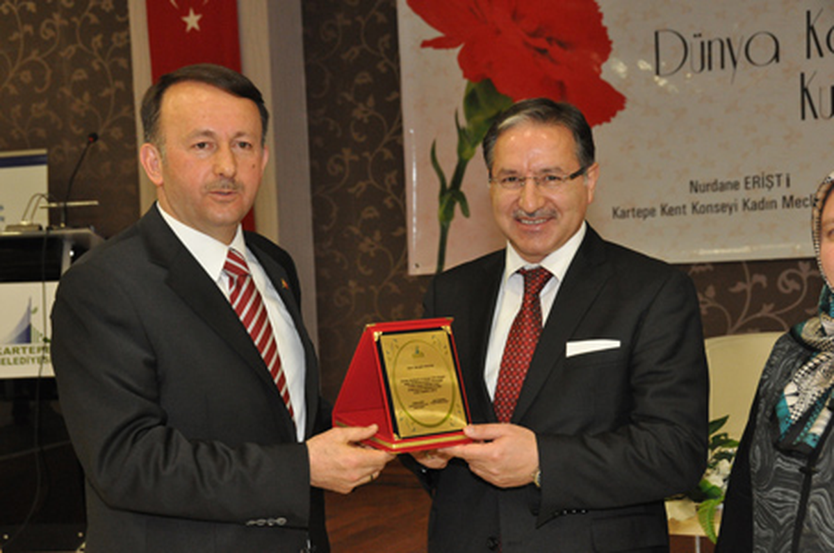 Karataş\'a Kartepe\'de Salonlar Yetmedi