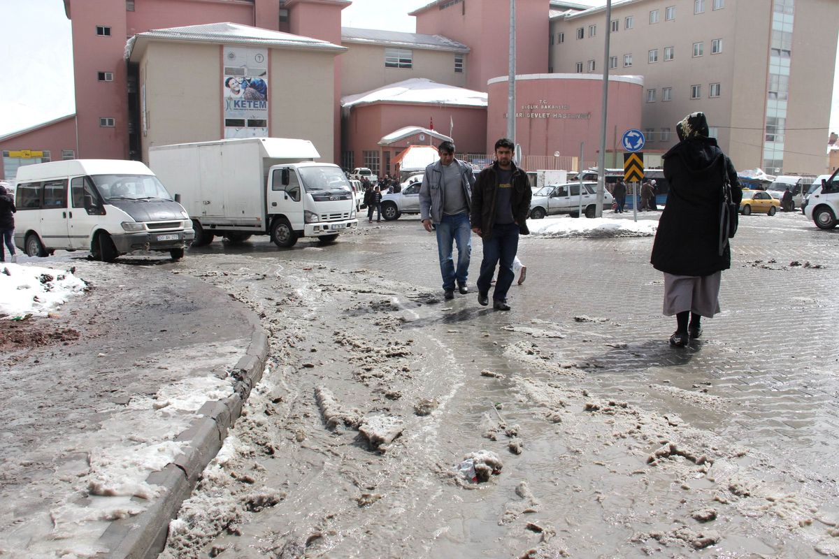 Karlar Aniden Eriyince Cadde ve Sokaklar Sular Altında Kaldı