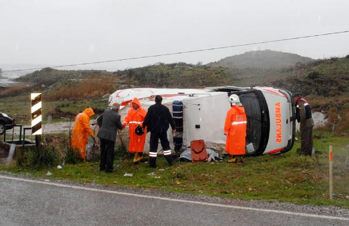 Kazaya Giden Ambulans Takla Attı: 4 Yaralı