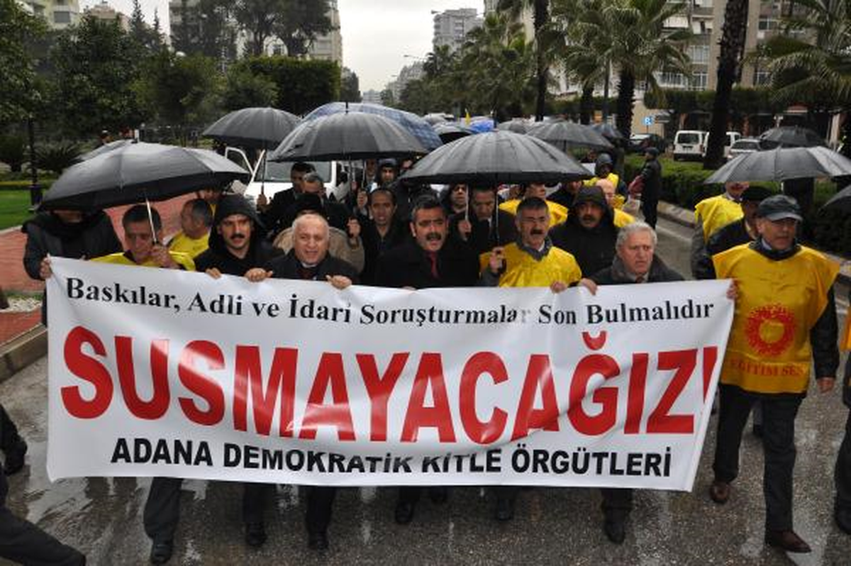 Kesk Üyelerinden Yağmur Altında \'Dava\' Protestosu