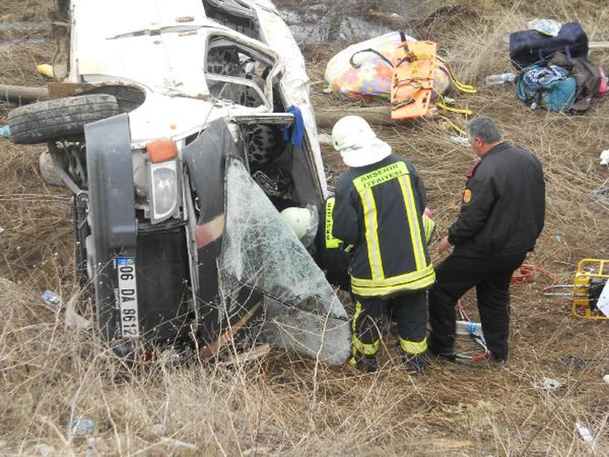 Minibüs Şarampole Yuvarlandı