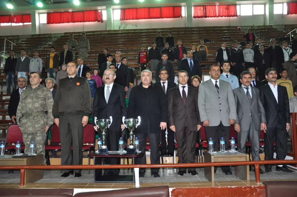 Nizip'te Spor Malzemeleri Dağıtım Töreni