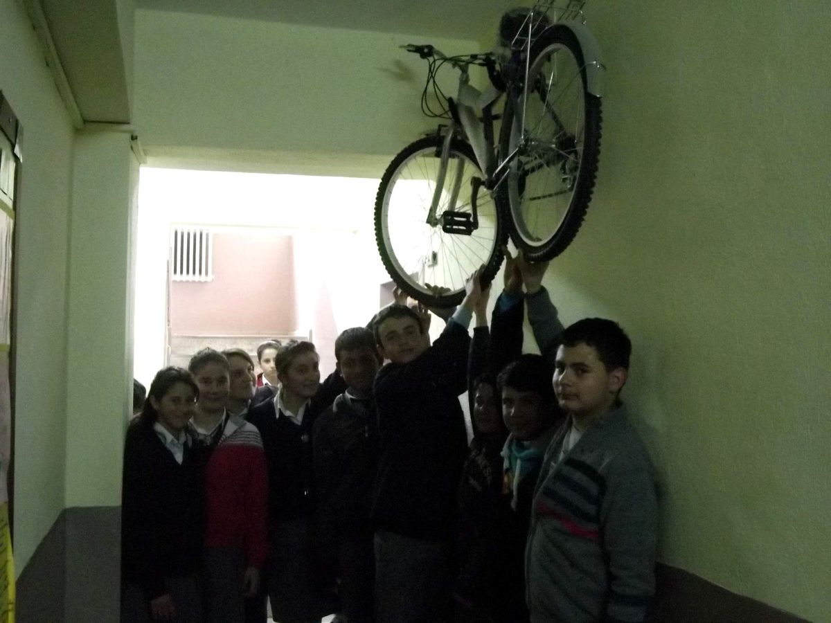 Öğrencileri Mavi Bisiklet\'le Motive Ediyorlar