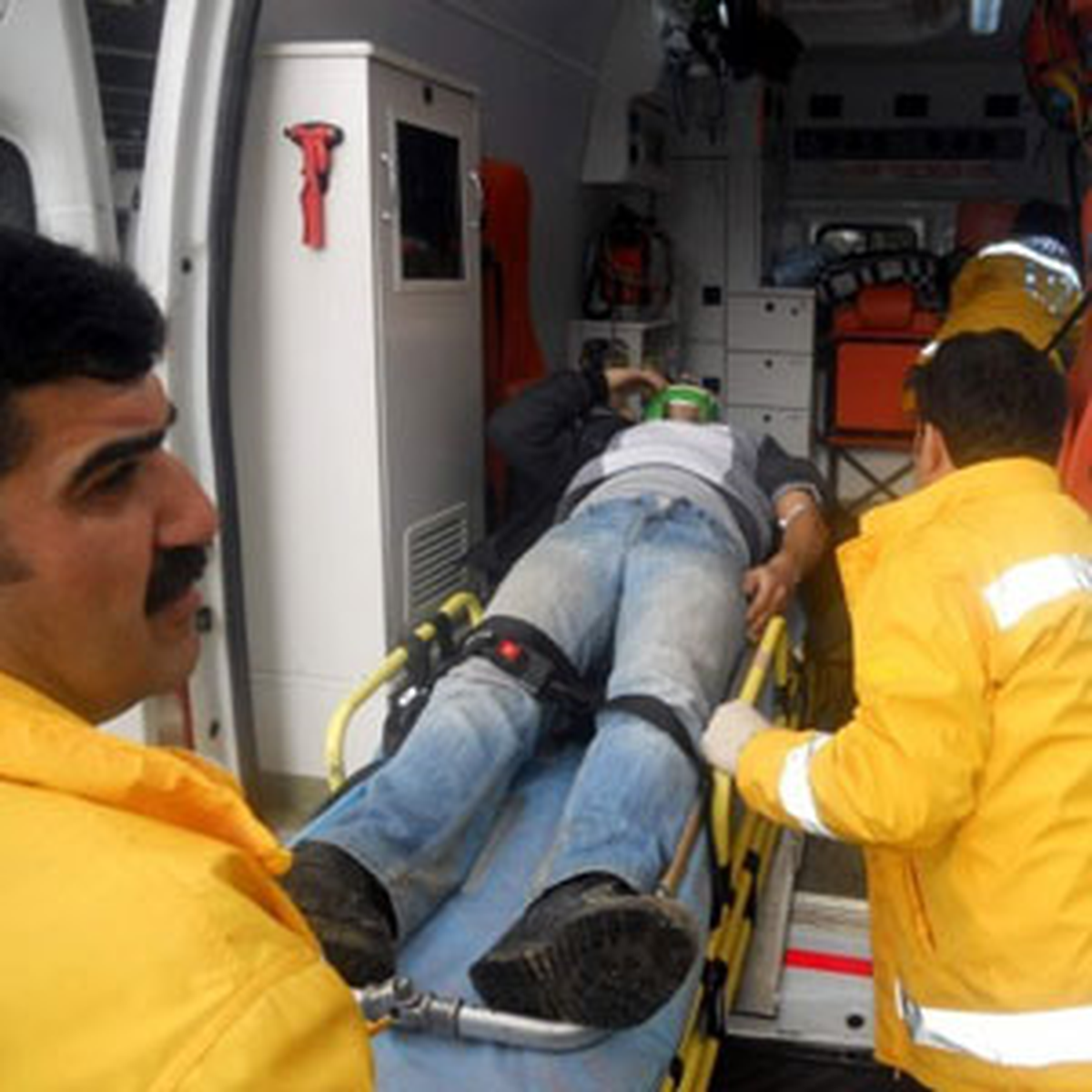 Otomobil Kaldırıma Çarptı: 3 Yaralı