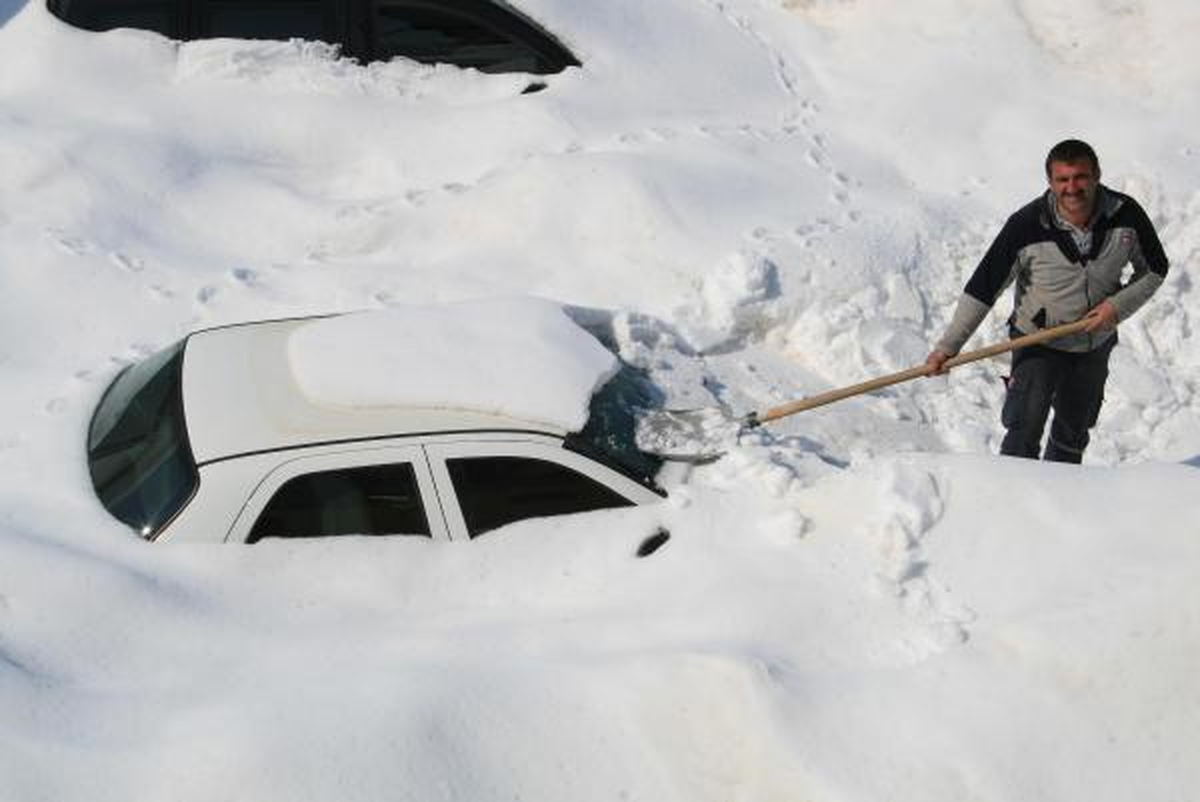 Otomobilleri Satmak İçin Karların Erimesini Bekliyor