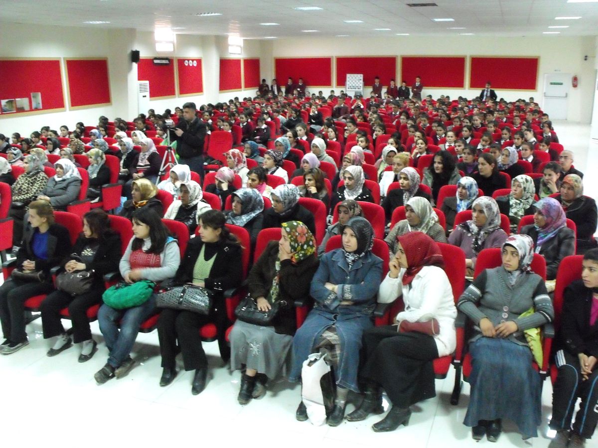 Polis, Gençleri Zararlı Alışkanlıklar Hakkında Bilgilendirdi