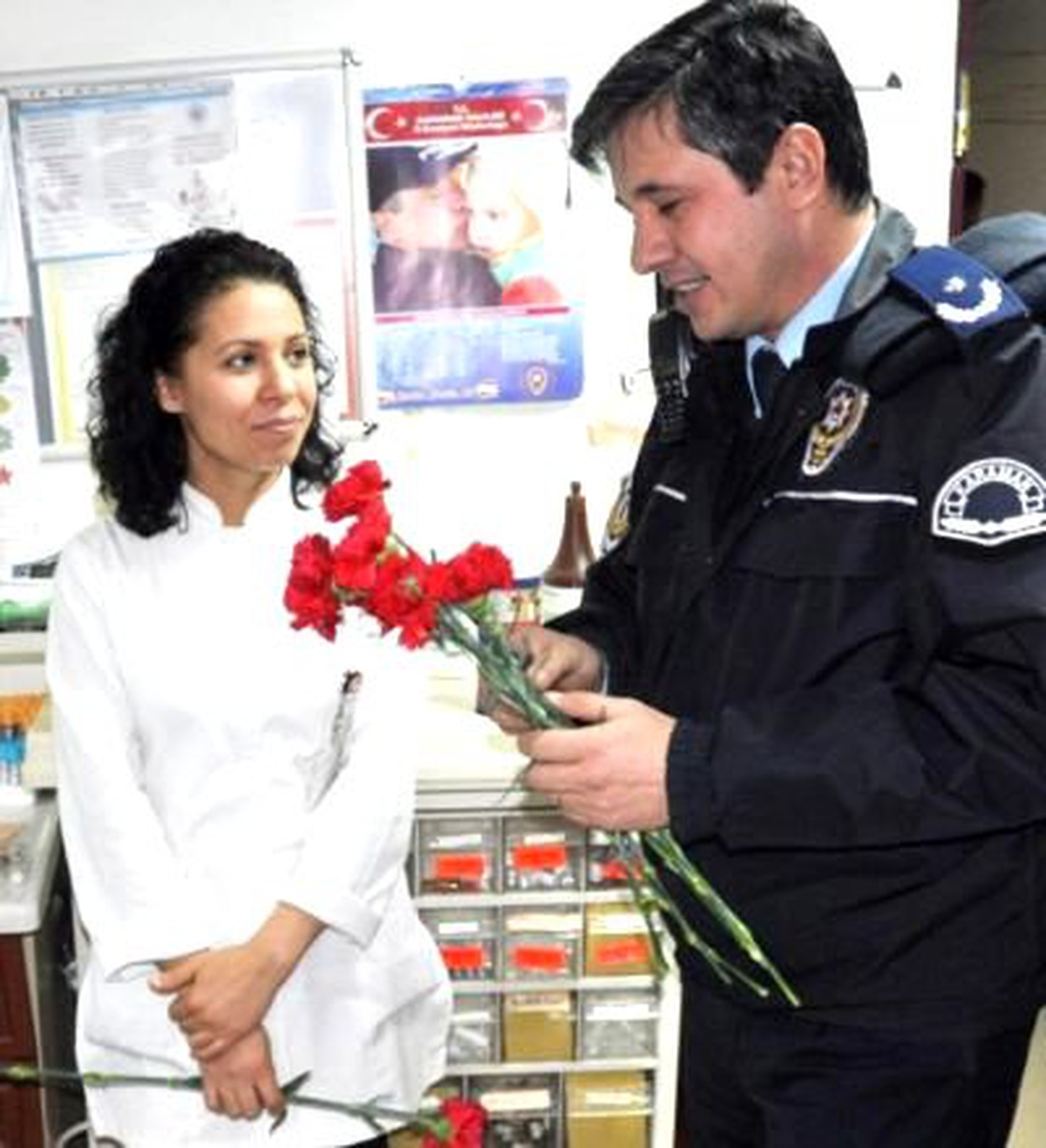 Polisten Sağlık Çalışanlarına Karanfil