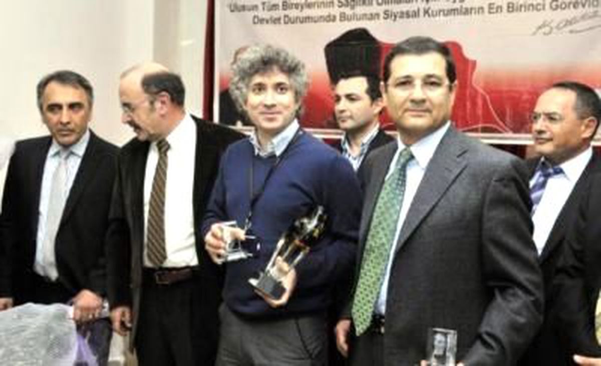 Prof. Dr. Ömer Özkan\'a Başarı Ödülü