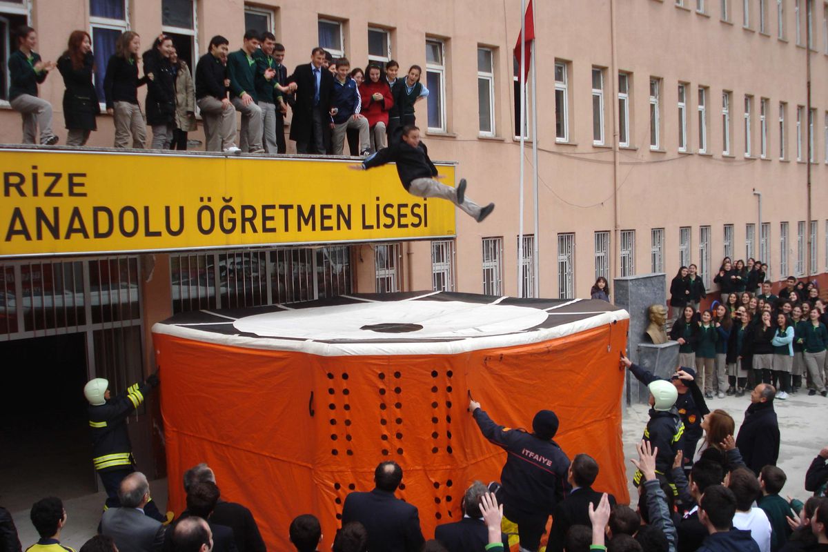 Rize İtfaiyesi Okullara Giderek Bilgilendirme Toplantıları ve Tatbikatlar Yapıyor
