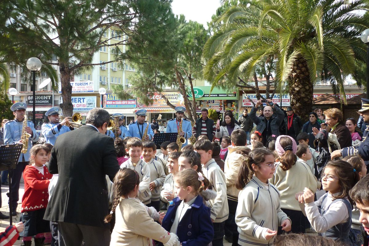 Söke Belediye Meydanı Bayram Yerine Döndü