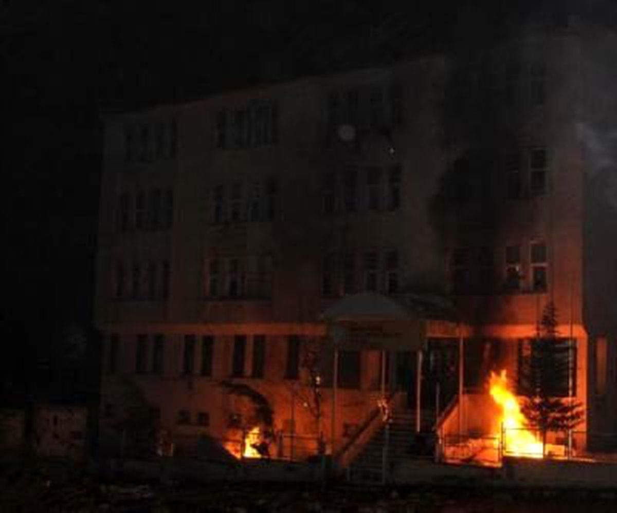 Tunceli\'de Liseliler Kaldıkları Yurttaki Eşyaları Ateşe Verip Penceden Attı