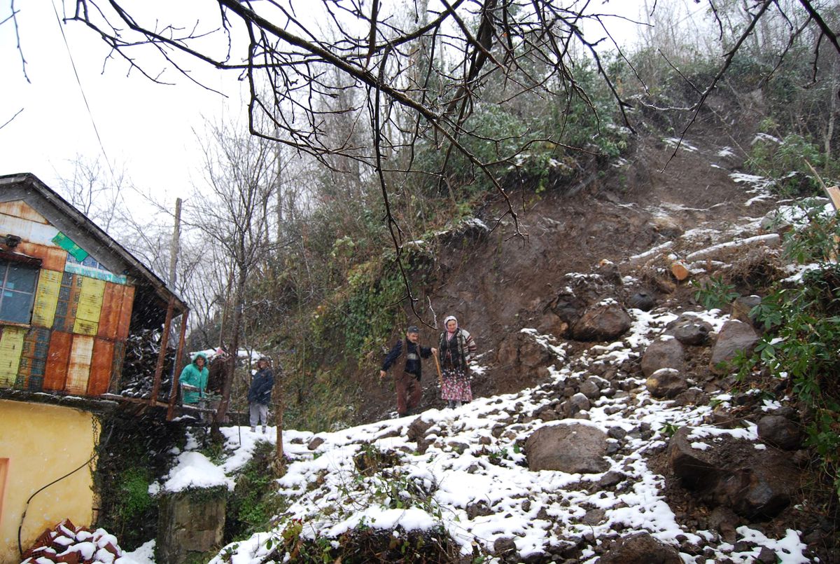 Vakfıkebir'de Kopal Ailesi Heyelan Tehdidi Altında Yaşıyor