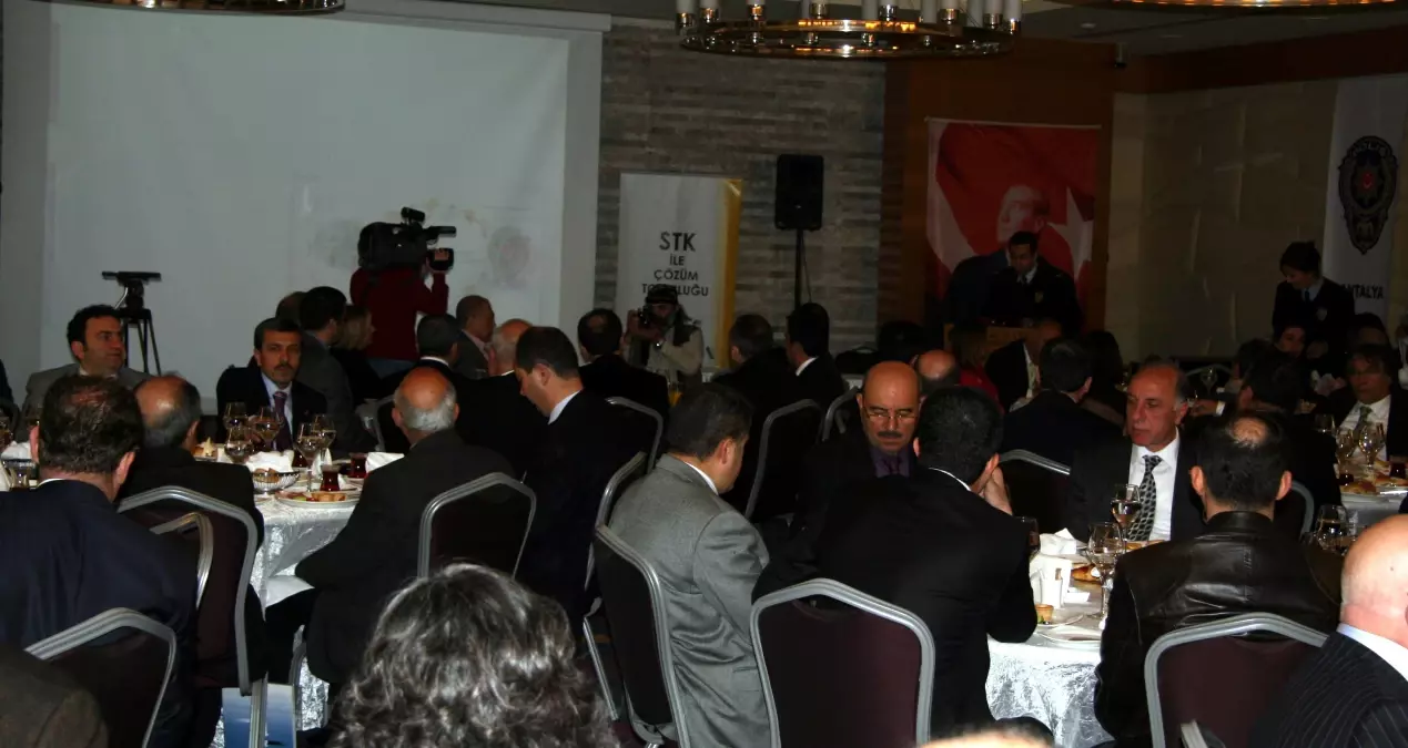 Vali Altıparmak, 'Antalya'da Mafyalaşmaya Taviz Yok'