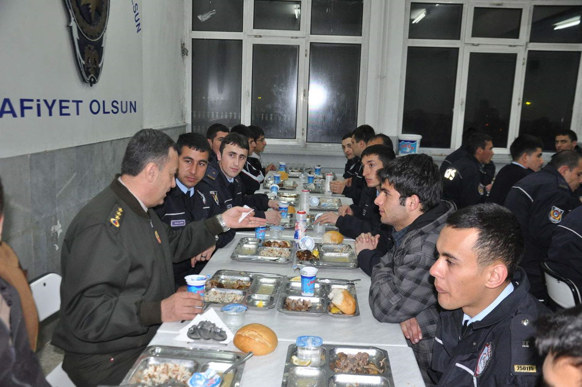 Vanlı Öğrencilere Moral Yemeği