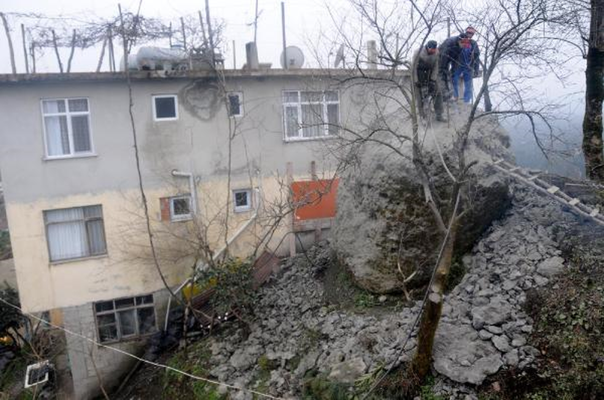 Ağaca Bağlanan 400 Tonluk Kaya \'Yumuşatılarak\' Kırılacak