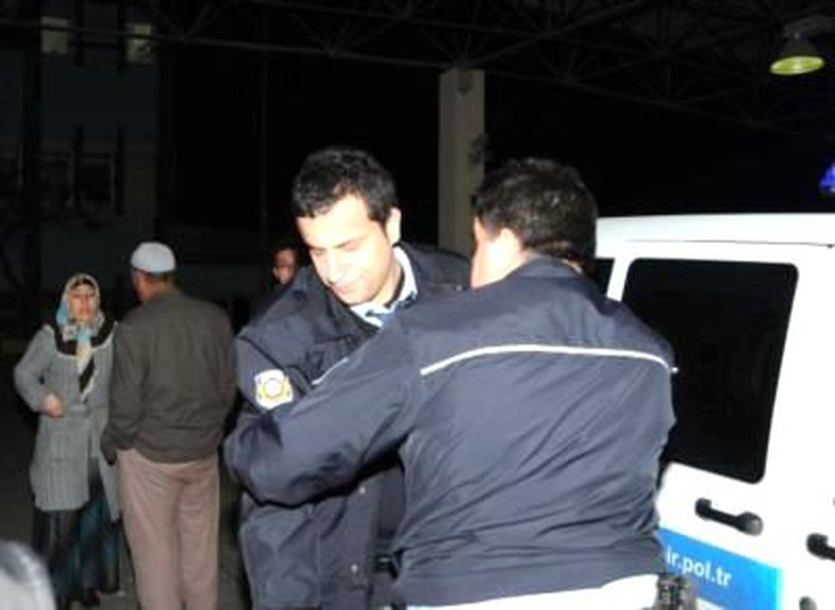 Alkollü Sürücü, Polis Otomobiline Çarptı: 3 Yaralı