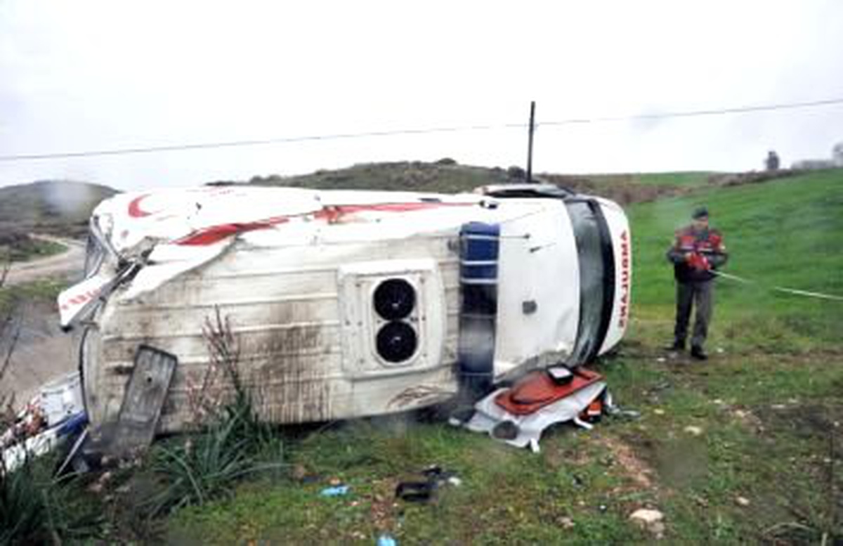 Antalya Kazaya Giden Ambulans Takla Attı 4 Yaralı