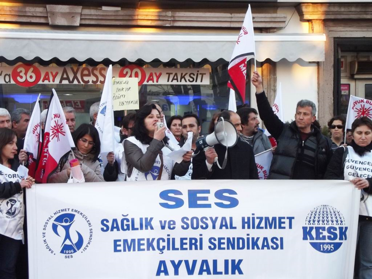 Ayvalık\'ta Sağlık Emekçileri AK Parti Önünde Polis Barikatı Altında Eylem Yaptı
