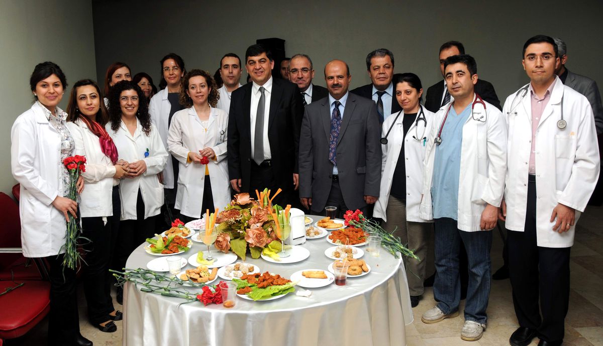 Başkan Fadıloğlu Sağlıkçılara Karanfil Dağıttı