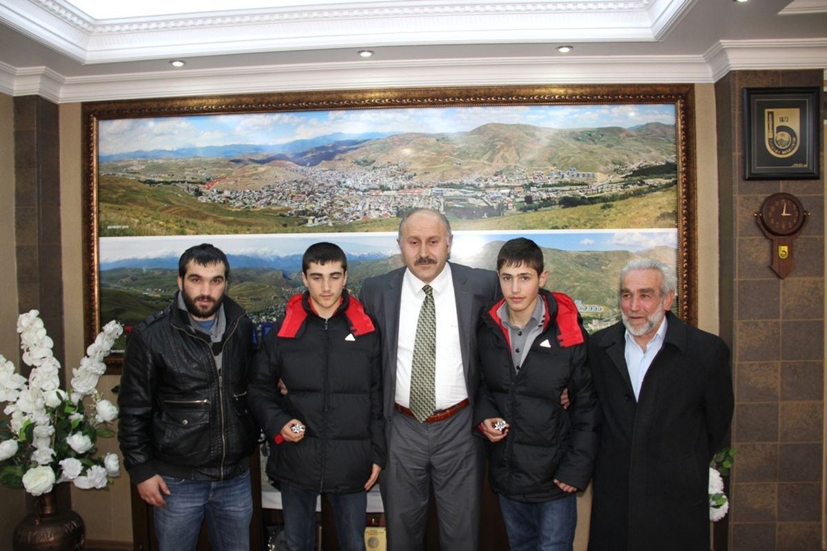 Bayburt Belediye Başkanı Boksörleri Altınla Ödüllendirdi