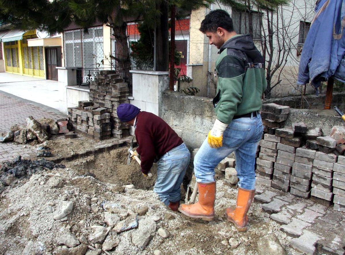 Belediye Tıkanan ve Patlayan Kanalizasyon Borularını Onardı