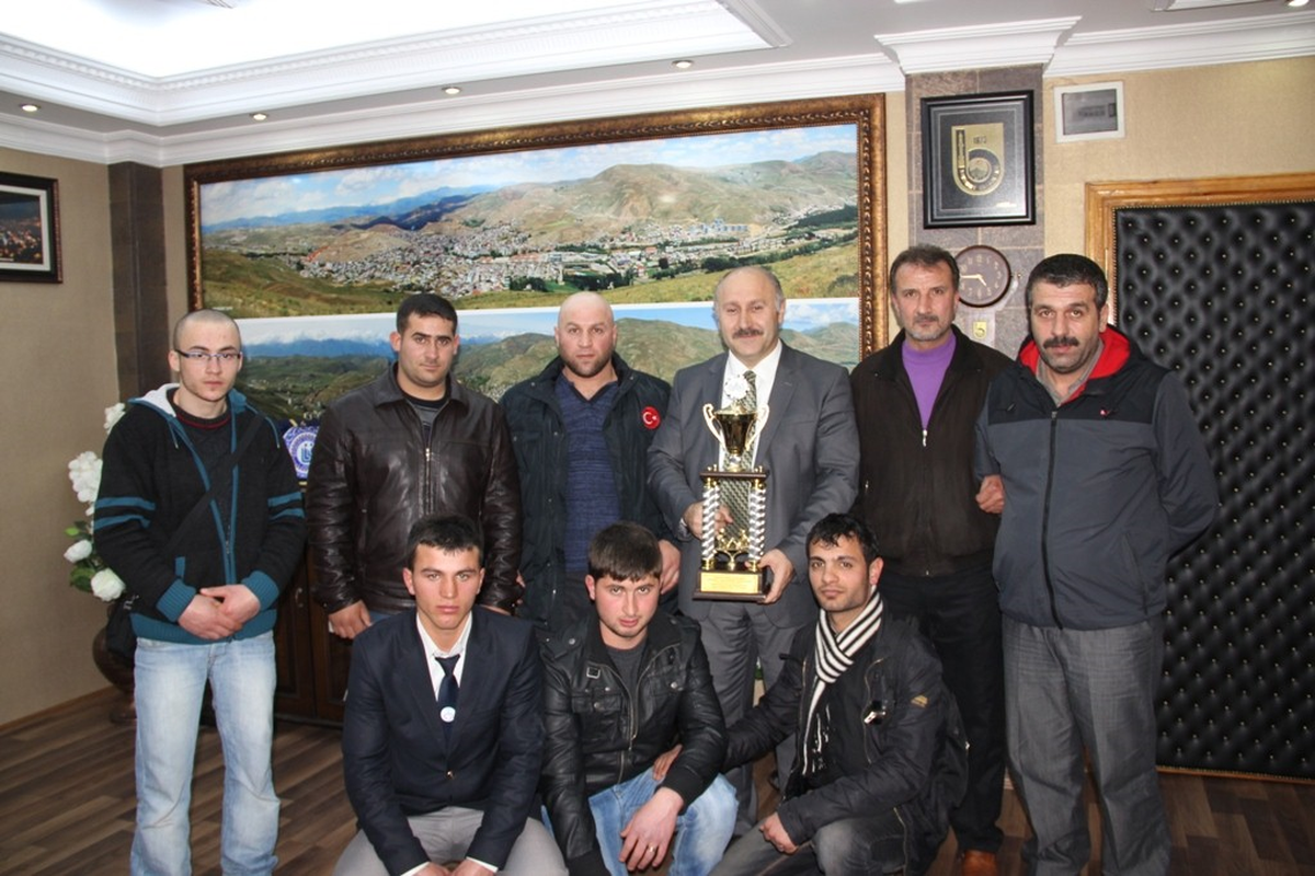 Bilek Güreşi Türkiye Şampiyonlarından Başkan Polat\'a Ziyaret