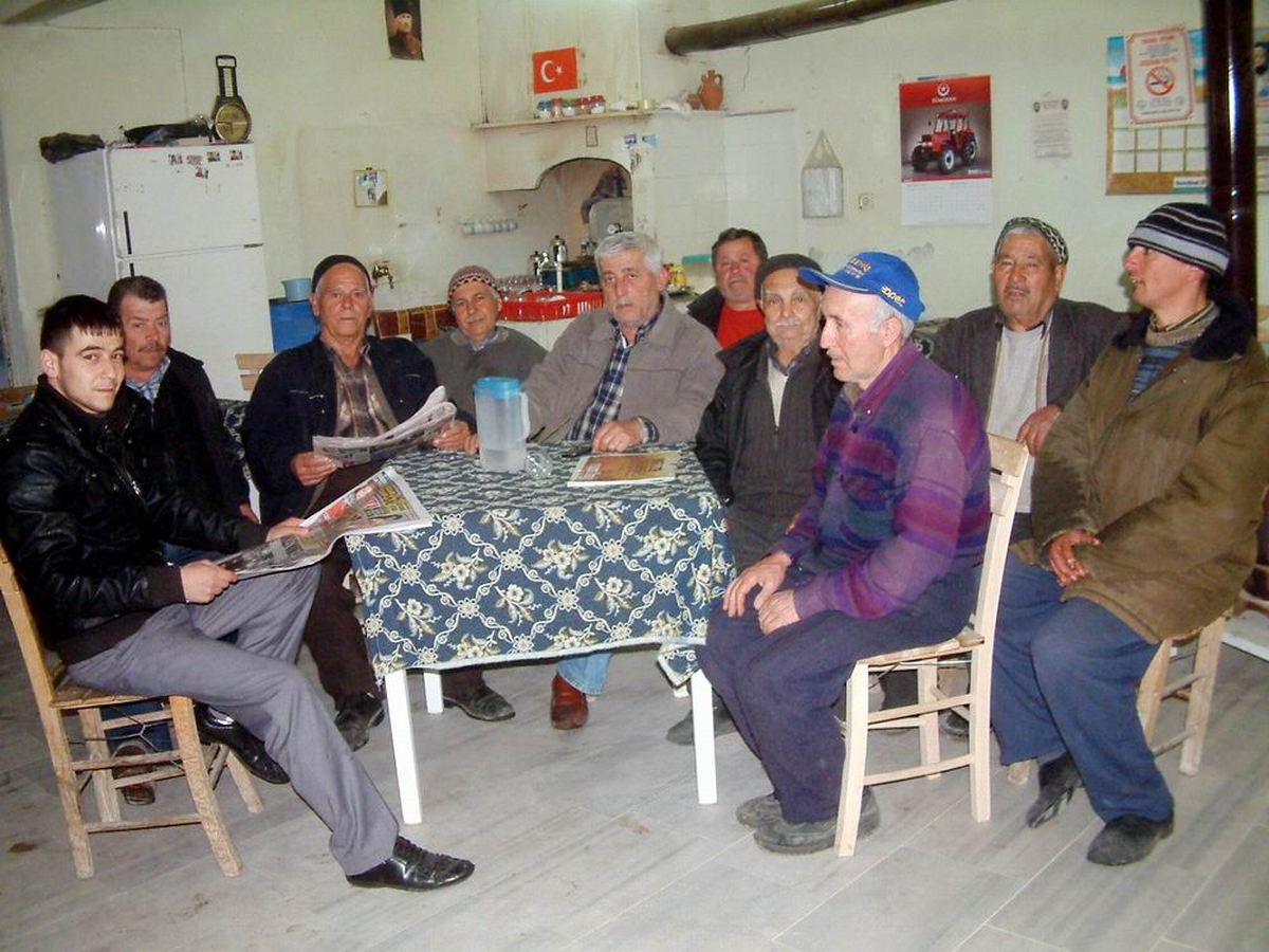 Bu Köy Kahvesinde Her Türlü Kağıt ve Taş Oyunları Yasak