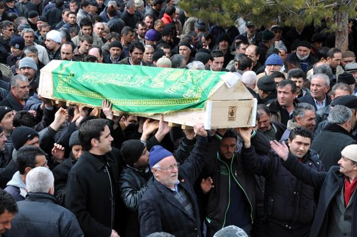 Çadır Yangınında Ölen İşçi Sivas\'ta Toprağa Verildi