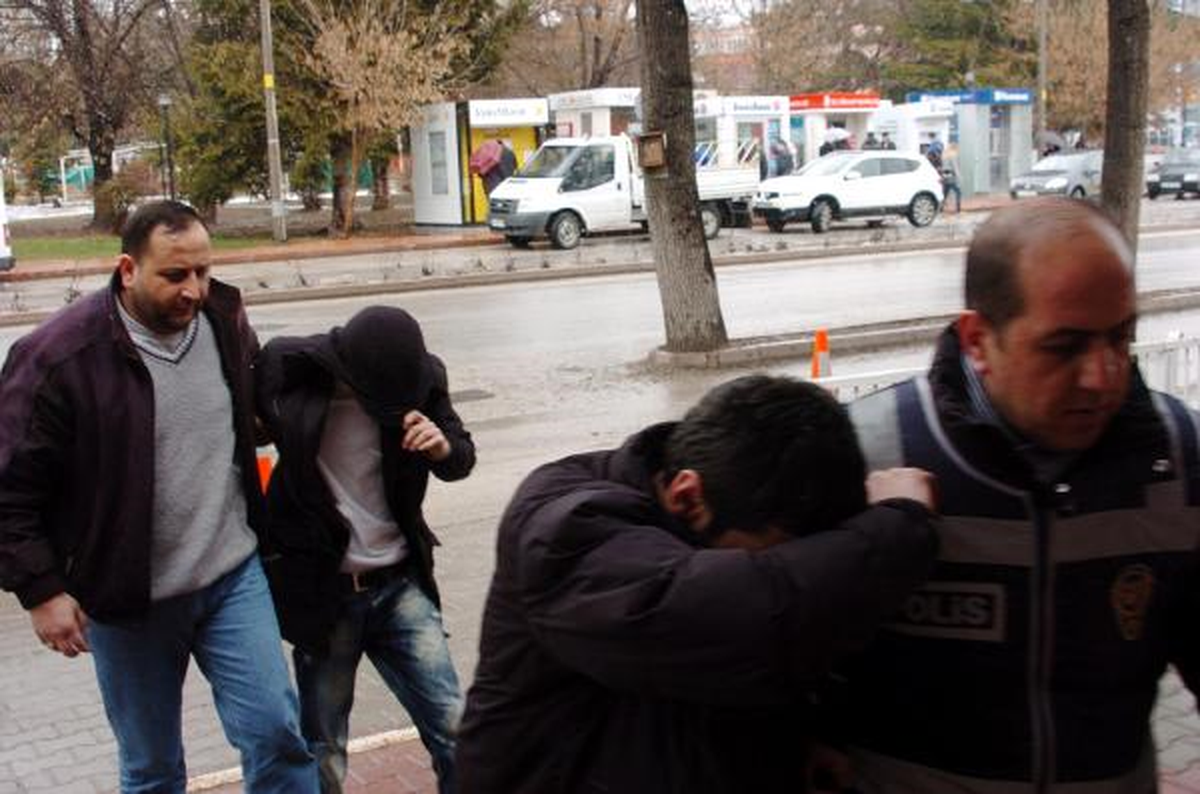 Çaldıkları Cep Telefonunu Satarken Yakalandılar