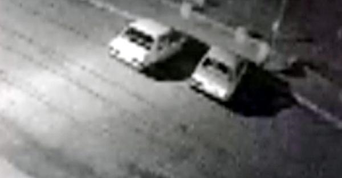 Çalmak İstedikleri Otomobilde Yangın Çıkaran Hırsızlar Güvenlik Kamerasına Yakalandı