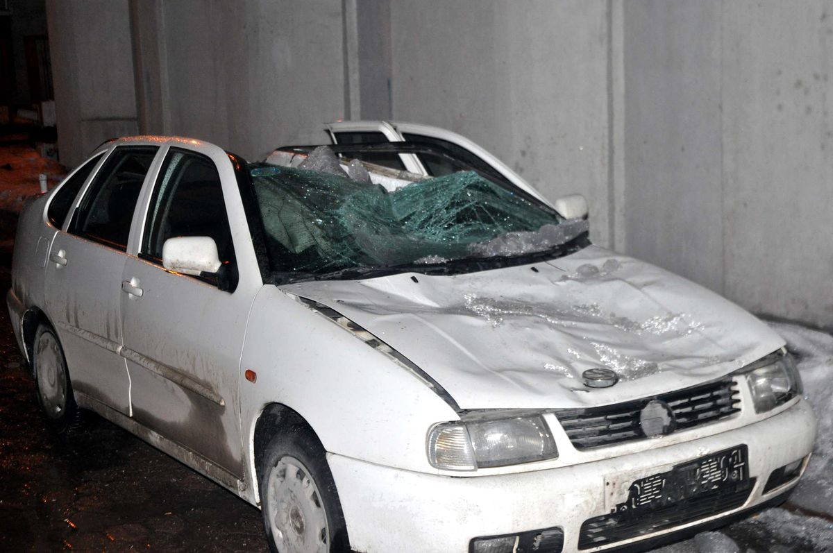 Çatıdan Düşen Kar Kütlesi Otomobili Bu Hale Getirdi