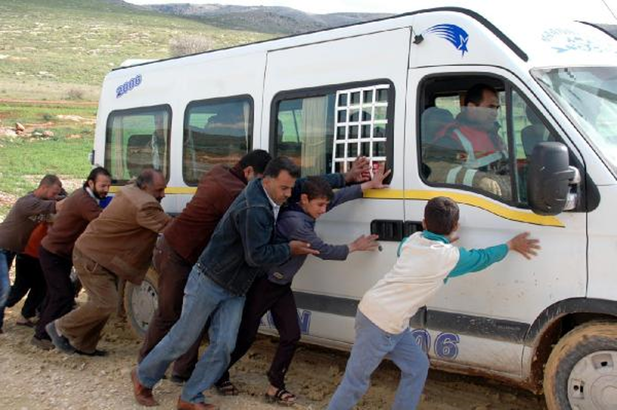 Çatışmalardan Kaçan Suriyeliler, Sınırı Koşarak Geçiyor