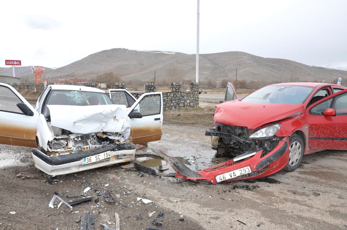 Elbistan'da Trafik Kazası: 3 Yaralı