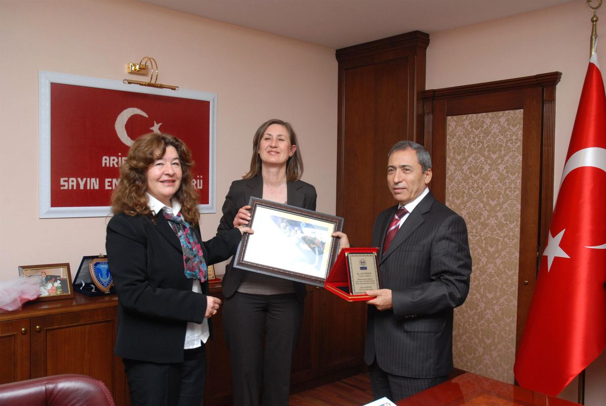 Emniyet Müdürü Öksüz\'e Plaket