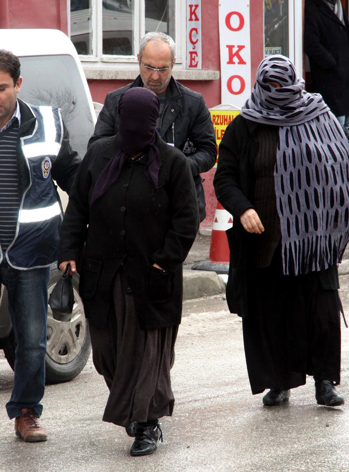 Eskişehir\'de İnsan Ticareti ve Küçük Yaştaki Suça Azmettirdiği İddia Edilen 2 Bayan Tutuklandı