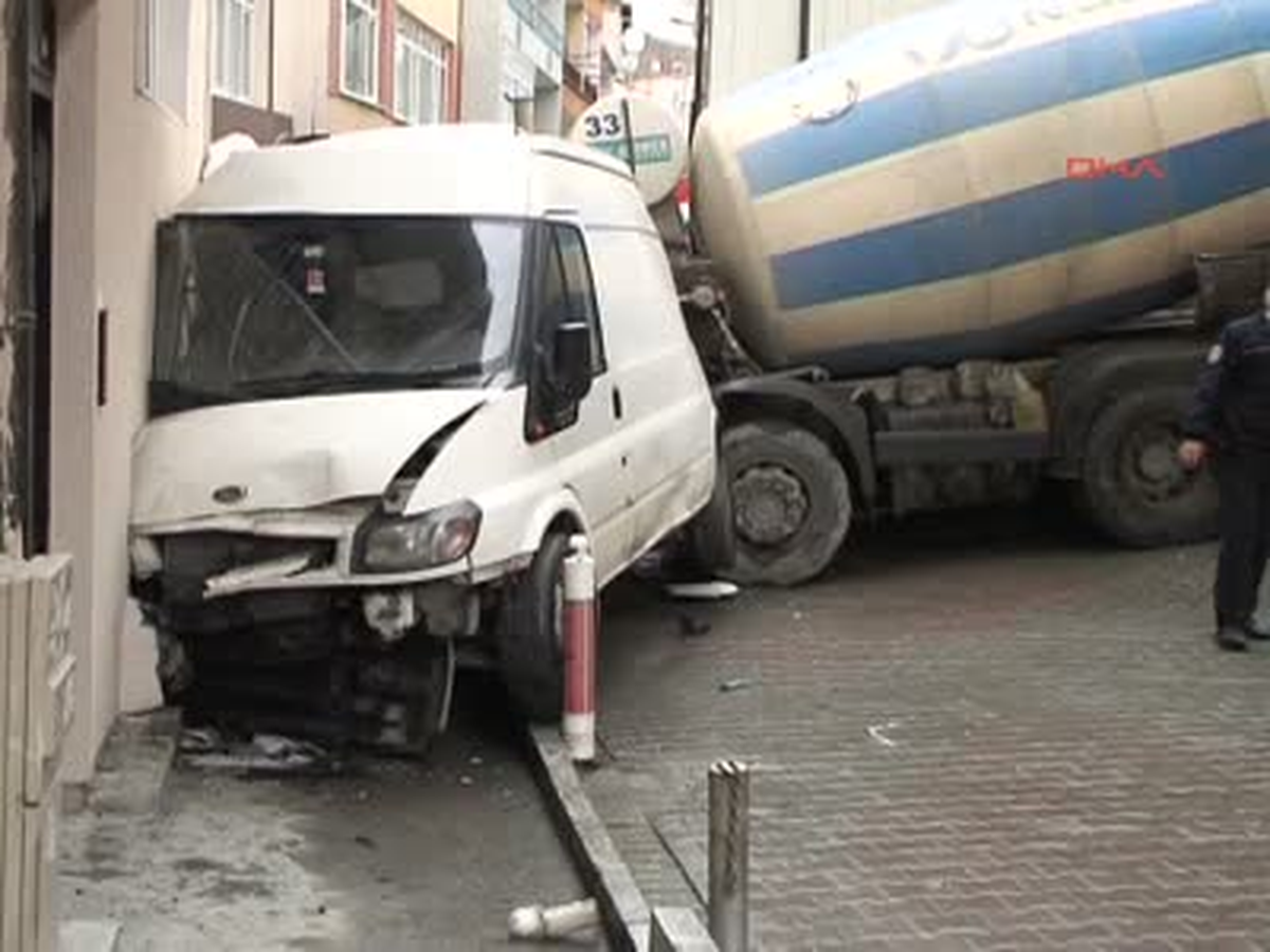 Freni Patlayan Beton Mikseri 7 Araca Çarptı