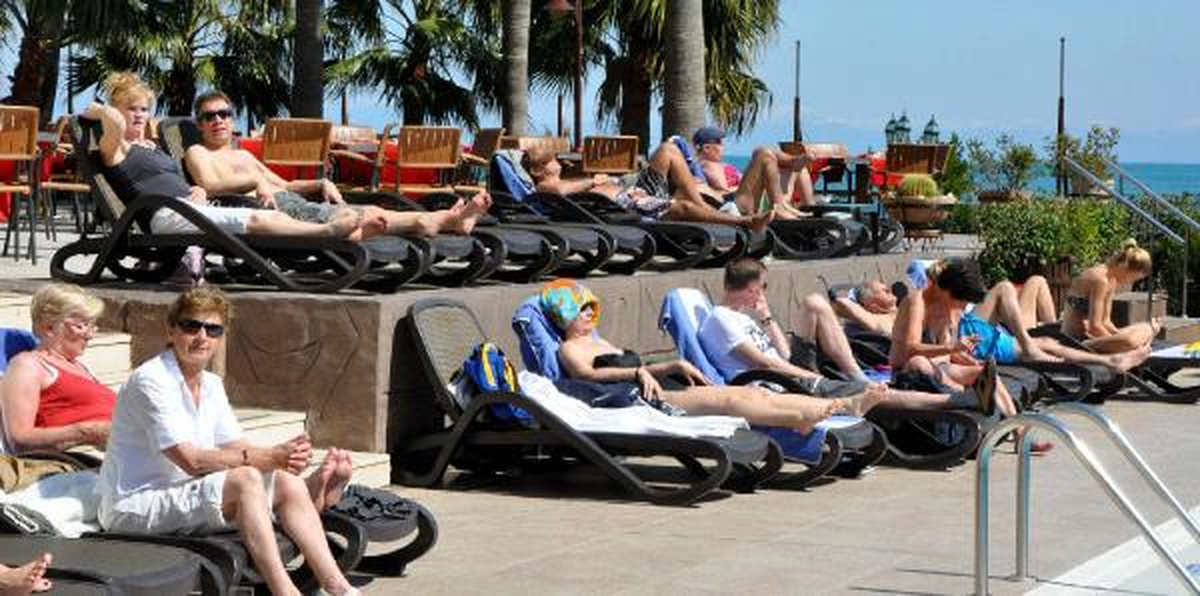 Güneşi Gören Turistler Kemer\'de Plaja Gitti