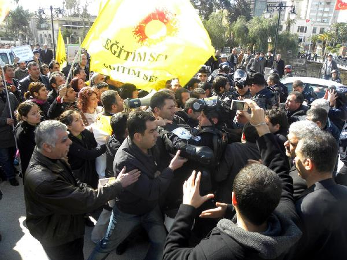 Hatay\'da Eğitimcilerle, Polis Yumruklaştı