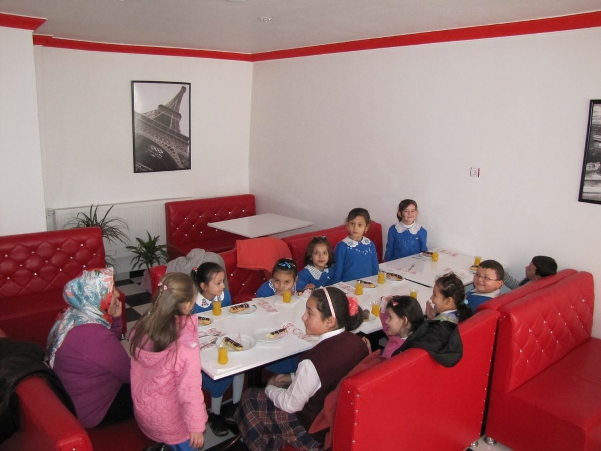 Hisarcık\'ta Öğretmenden Başarılı Öğrencilere Pasta İkramı