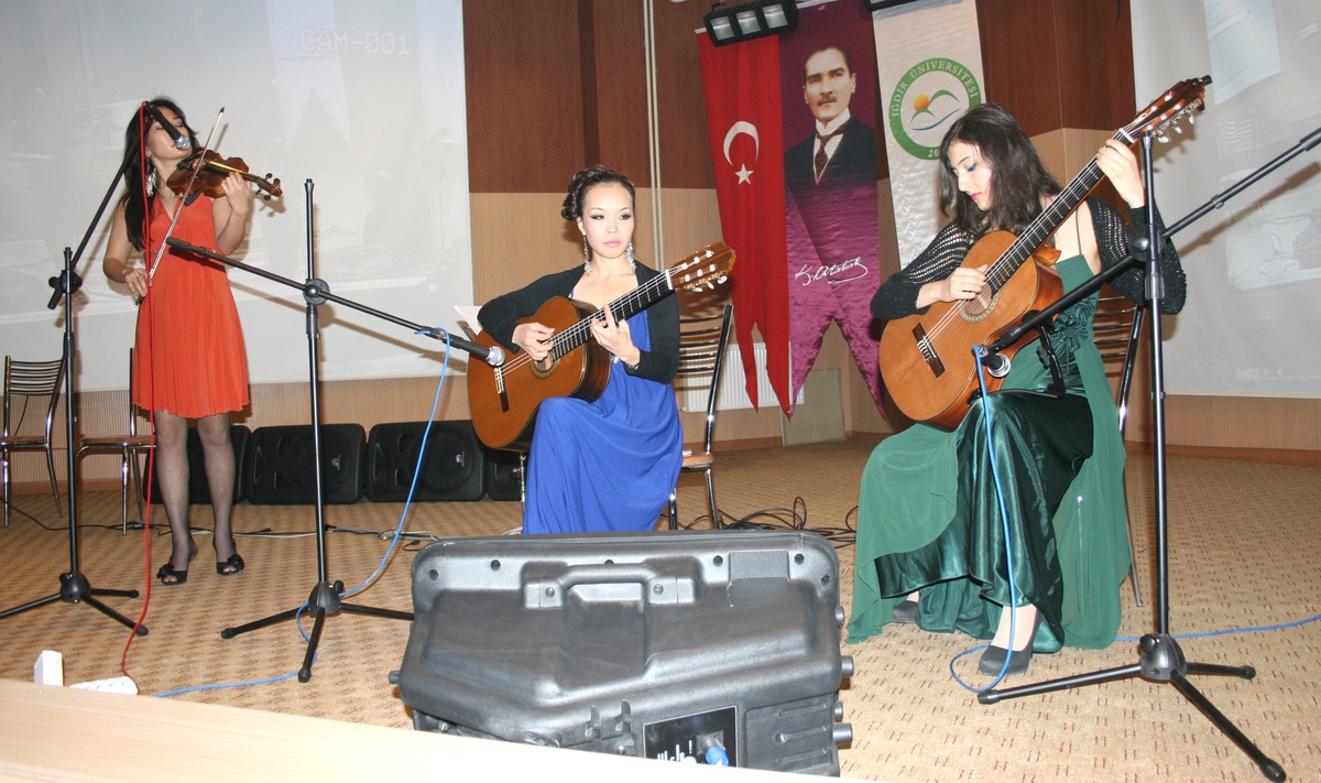 Japon ve Vietnamlı Sanatçılardan Müzik Dinletisi