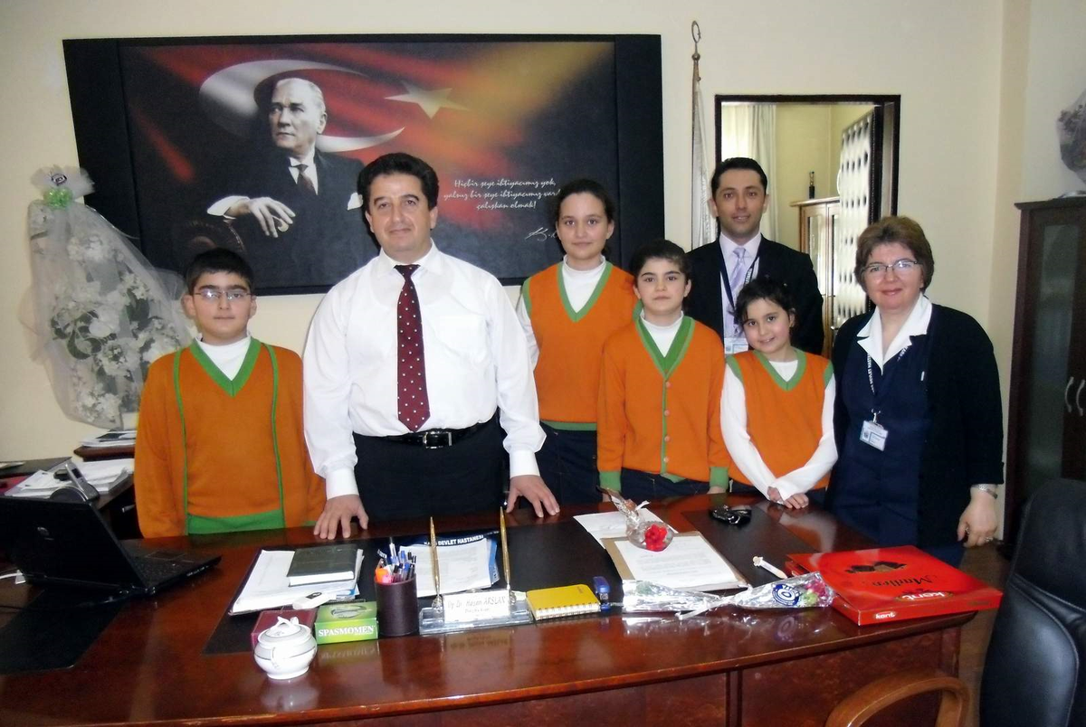 Kars Özel Alparslan Koleji'nde Doktor ve Hemşirelere Karanfil