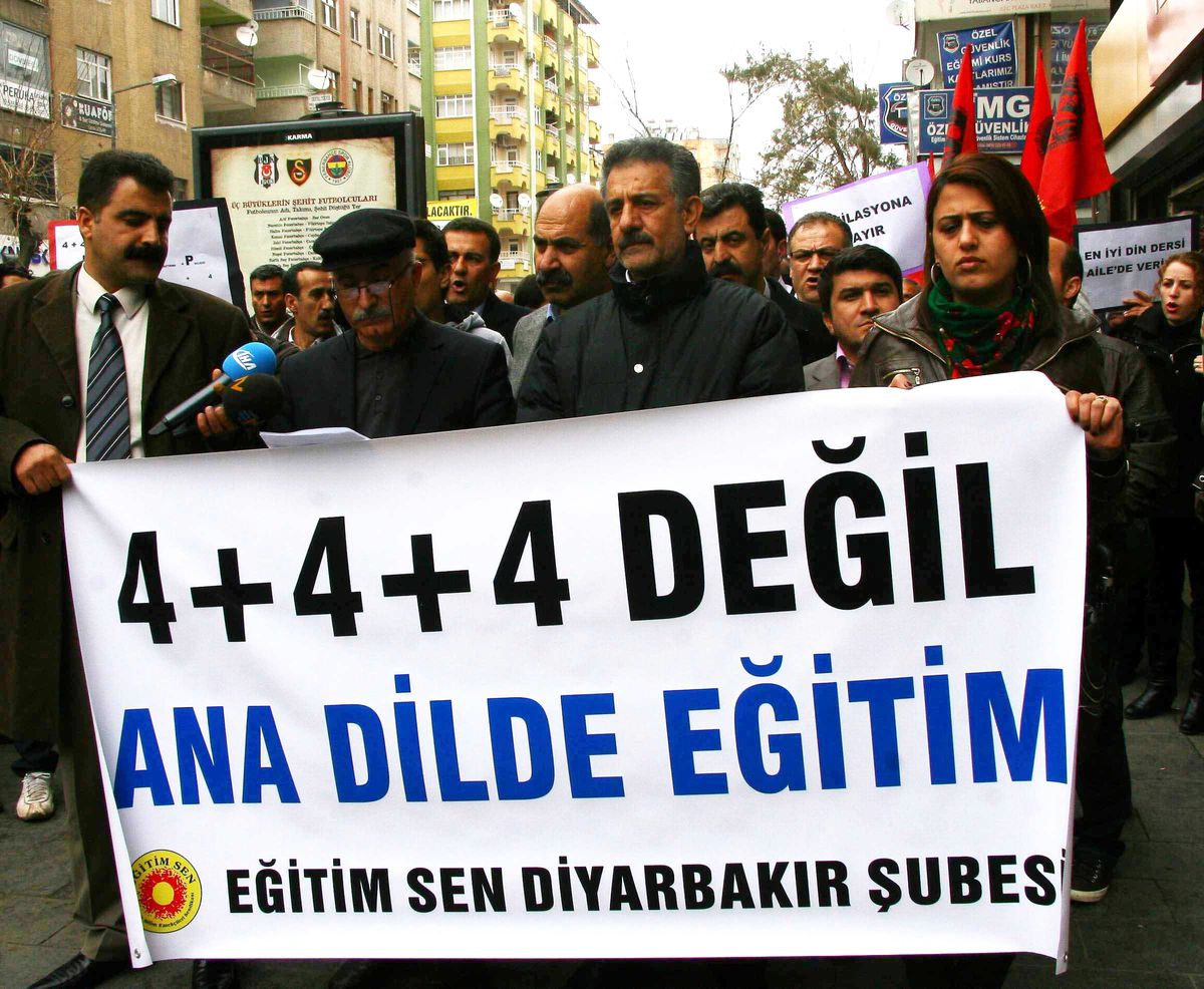 Kesk\'e Bağlı Sendikalardan 4+4+4 Protestosu