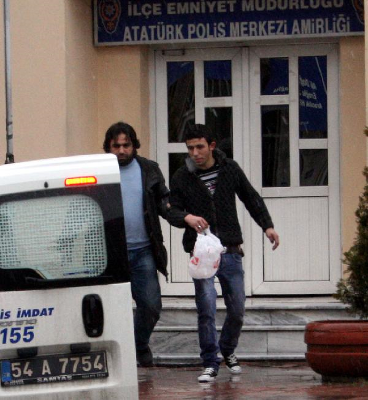 \'Kim Yeğenimin Kulağını Çekti\' Diyerek Bıçakla Okul Bahçesine Girdi