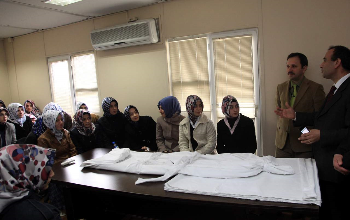 Kız İmam Hatip Öğrencilerine Uygulamalı Cenaze Hizmeti Dersi