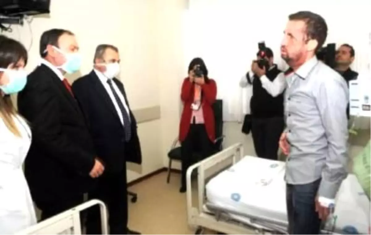 KKTC Başbakanı Küçük, İlk Yüz ve Çift Kol Nakli Yapılan Hastaları Ziyaret Etti