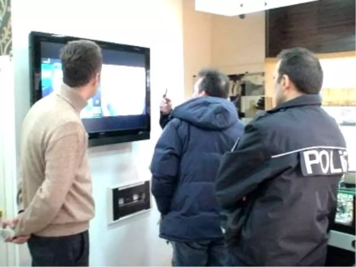 Kuyumcuyu Oyalayıp Altınları Çaldılar