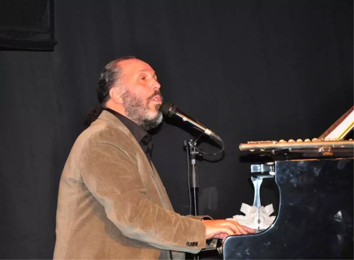 Manisa\'da Fatih Erkoç Konseri